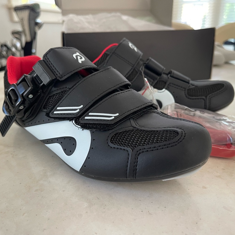 Women’s peloton cycling shoes 39 (size 8)